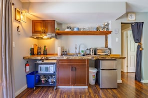 Kühlschrank, Mikrowelle, Wasserkocher mit Kaffee-/Teezubehör