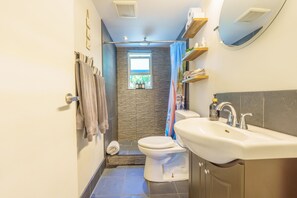 Shower, hair dryer, towels, soap - Pirates Cove (Ucluelet)