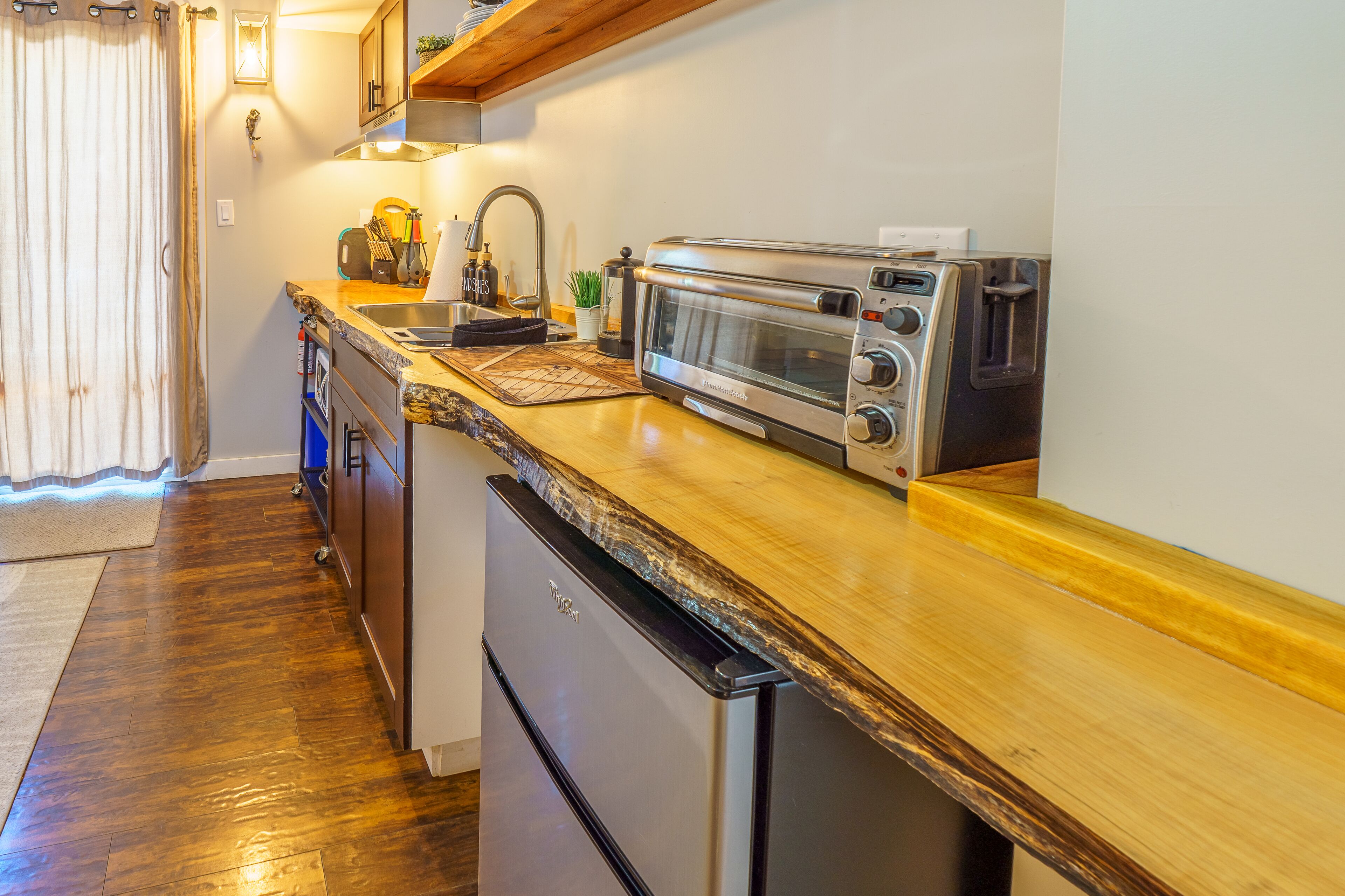 Fridge, microwave, coffee/tea maker, electric kettle