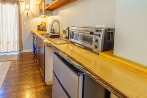 Refrigerador, microondas, cafetera y tetera y tetera eléctrica 
