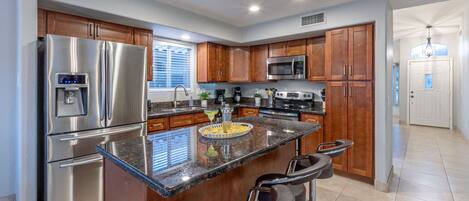 Kylskåp, mikrovågsugn, ugn och spishäll