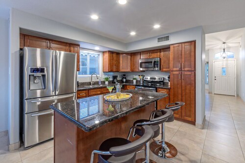 WOW! Hikers/Bikers/Golfers PARADISE, Pvt Htd POOL, Putt Green, Tesla Charger