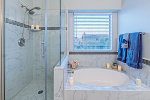 Combined shower/tub, hair dryer, towels