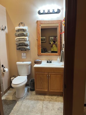 Douche, sèche-cheveux, serviettes fournies, savon