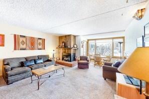 Una televisión, una chimenea, un reproductor de DVD