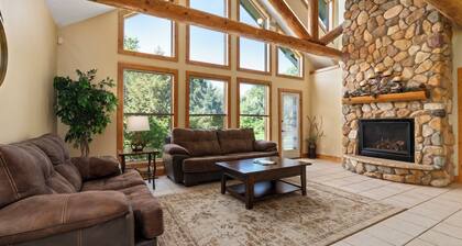 Gull Lake Interlachen Townhouse with Scenic Creek Views