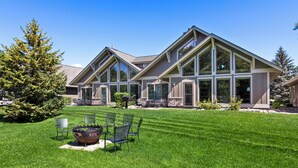 A modern house with a large lawn and outdoor seating area. - 3BR Townhome | Beach Access & Pontoon Rentals (Nisswa)