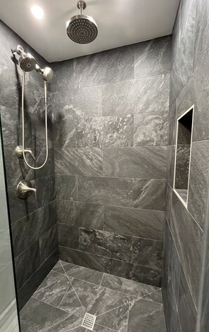 Ensemble douche/baignoire, sèche-cheveux, serviettes fournies