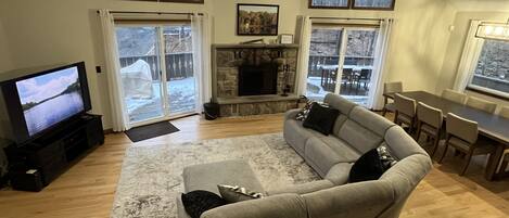 スマートテレビ、暖炉、テレビゲーム、DVD プレーヤー