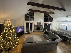 Smart TV, fireplace, video games, DVD player - Newly updated, great for families up to 12 & pets; close to skiing-read reviews! (Clifton Township)