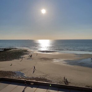 Plage, chaises longues