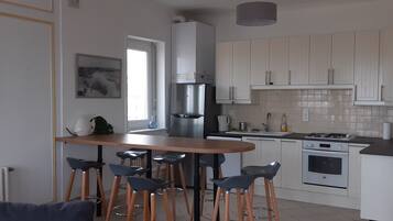 Réfrigérateur, micro-ondes, four, plaque de cuisson