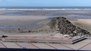 Plage, chaises longues