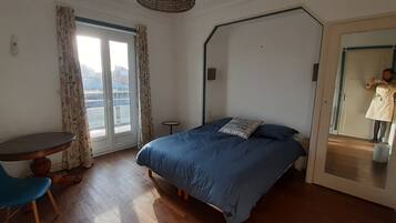 3 chambres, bureau, fer et planche à repasser, lit parapluie