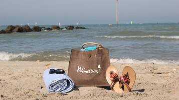 Plage, chaises longues