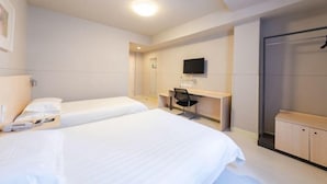 A hotel room with two beds, a desk, a chair, a television, and a wardrobe. - Jinjiang Inn (Wuhan Lingjiaohu Wanda) (Wuhan)