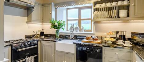 Een vaatwasser, een vriezer