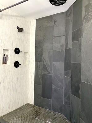 Regadera, secadora de cabello, toallas, jabón 