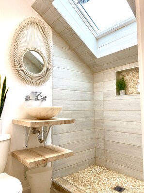 Shower, hair dryer, towels, soap - ⚓ WALK TO IT ALL! 🌊Dining, shops, mansions, beaches & parks!  (Newport)
