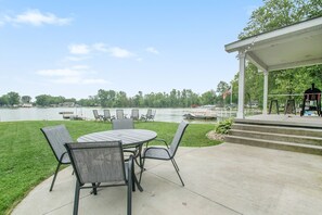 Outdoor dining - The Heron House @Waldron Lake (Wawaka)