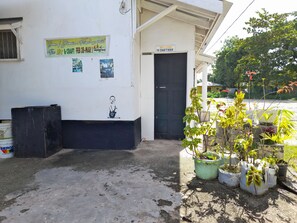Property entrance - Drifters at One Mile - Hostel (Negril)