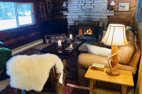 TV, peis, DVD-spiller og bøker