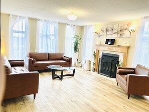Smart TV, fireplace - 3 BDRM Spacious Luxury Retreat w/ Hottub Seclusion (Edmonton)