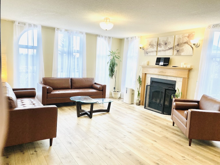 Spacious 3br Retreat W/ Hot Tub Ravine | Sleeps 9 - Edmonton, Canada