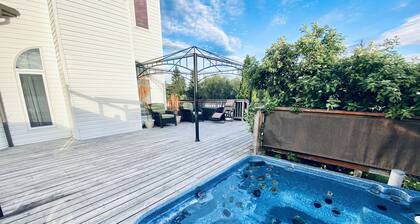 Spacious 3BR Retreat w/ Hot Tub Ravine | Sleeps 9