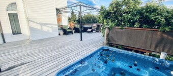Spacious 3BR Retreat w/ Hot Tub Ravine | Sleeps 9