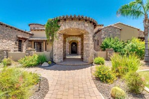 Exterior - Paradise Waterslide Grotto SportsCourt Playground (Mesa)