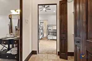 6 habitaciones, escritorio y tabla de planchar con plancha