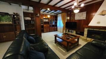 Een televisie en een open haard