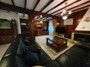 Televisión y chimenea 