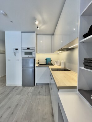 Kühlschrank, Mikrowelle, Ofen, Herdplatte