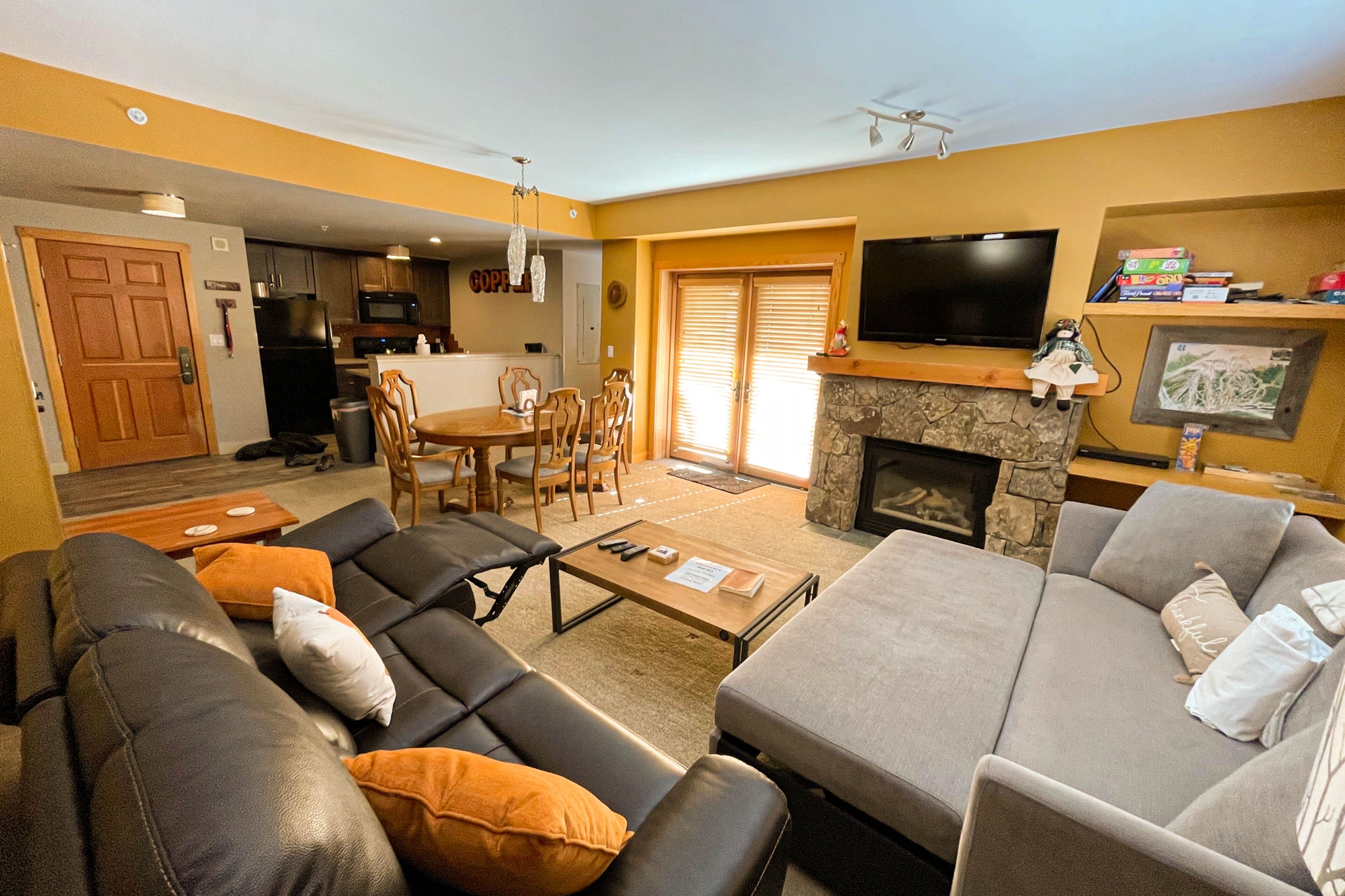 Lovely Two-Bedroom Condo in a Great Location w/ Shared Fitness Center & Hot Tub