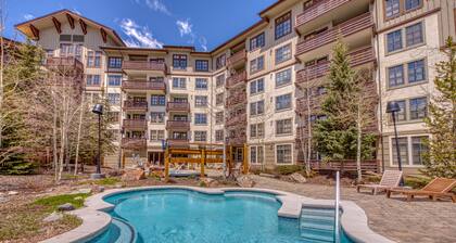 Lovely Two-Bedroom Condo in a Great Location w/ Shared Fitness Center & Hot Tub