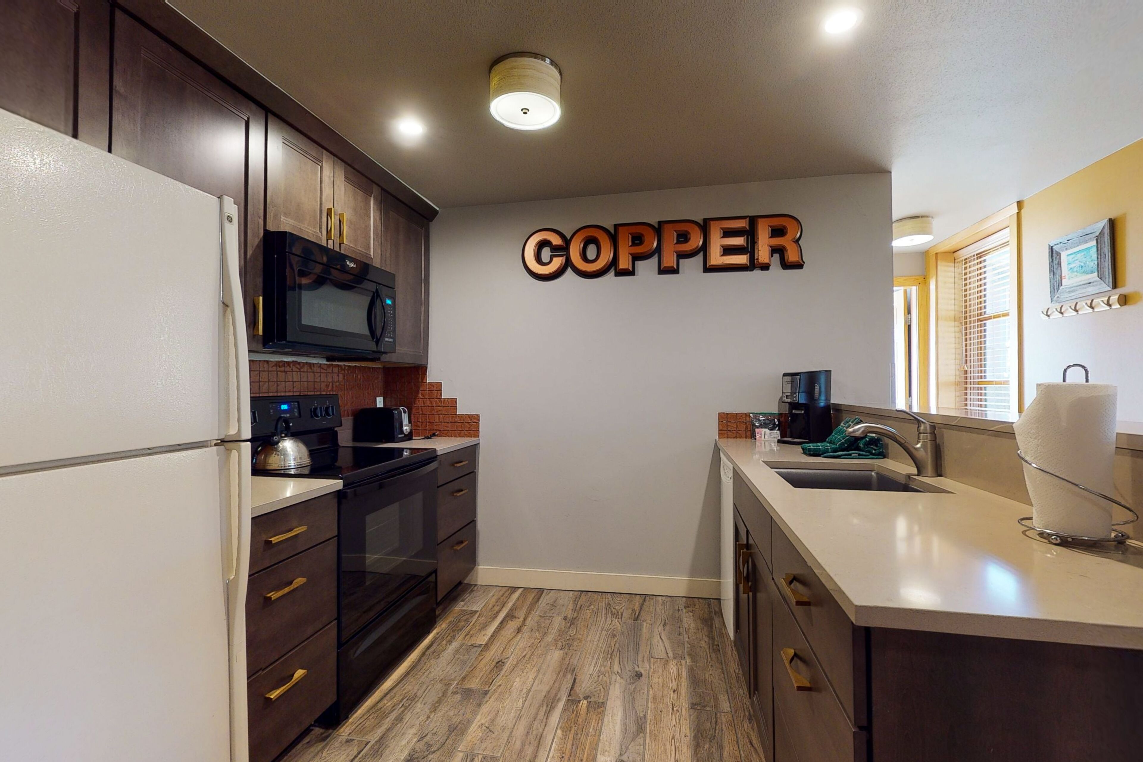 Lovely Two-Bedroom Condo in a Great Location w/ Shared Fitness Center & Hot Tub