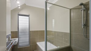 Bathtub, towels