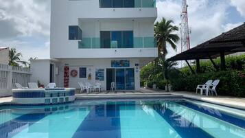 室外游泳池,提供日光浴躺椅