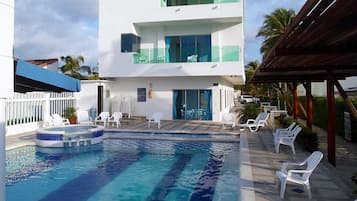 室外游泳池,提供日光浴躺椅