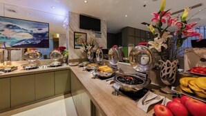 A buffet setup with various food items and decorative elements. - Jinjiang Inn Select (Beijing Wukesong) (Beijing)
