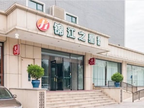 A hotel entrance with a sign, steps, and potted plants. - Jinjiang Inn Select (Beijing Wukesong) (Beijing)