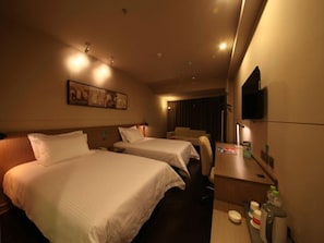 A hotel room with two beds, a desk with a chair, a television, and a painting on the wall. - Jinjiang Inn Select (Beijing Wukesong) (Beijing)