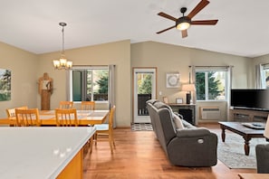 Interior - Wilkommen to Mountain View (Leavenworth)