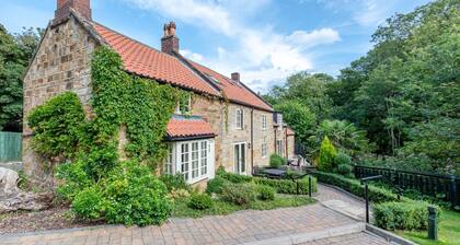 Sandsend - Gardeners Cottage - sleeps 4 guests in 2 bedrooms