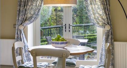 Sandsend - Gardeners Cottage - sleeps 4 guests in 2 bedrooms