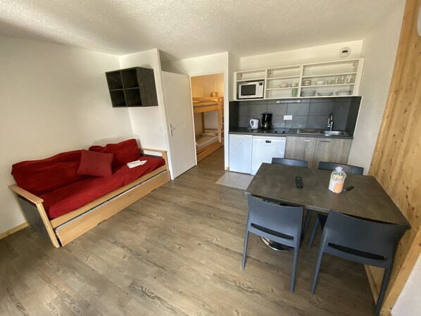 Apartment (0 Bedroom) | Interior - travelski home classic - Résidence La Muzelle. (Les Deux Alpes)