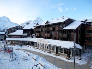 A snow-covered building with a ski lift and a mountain backdrop. - travelski home classic - Résidence La Muzelle. (Les Deux Alpes)