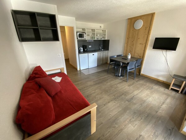 Apartment (0 Bedroom) | Living area